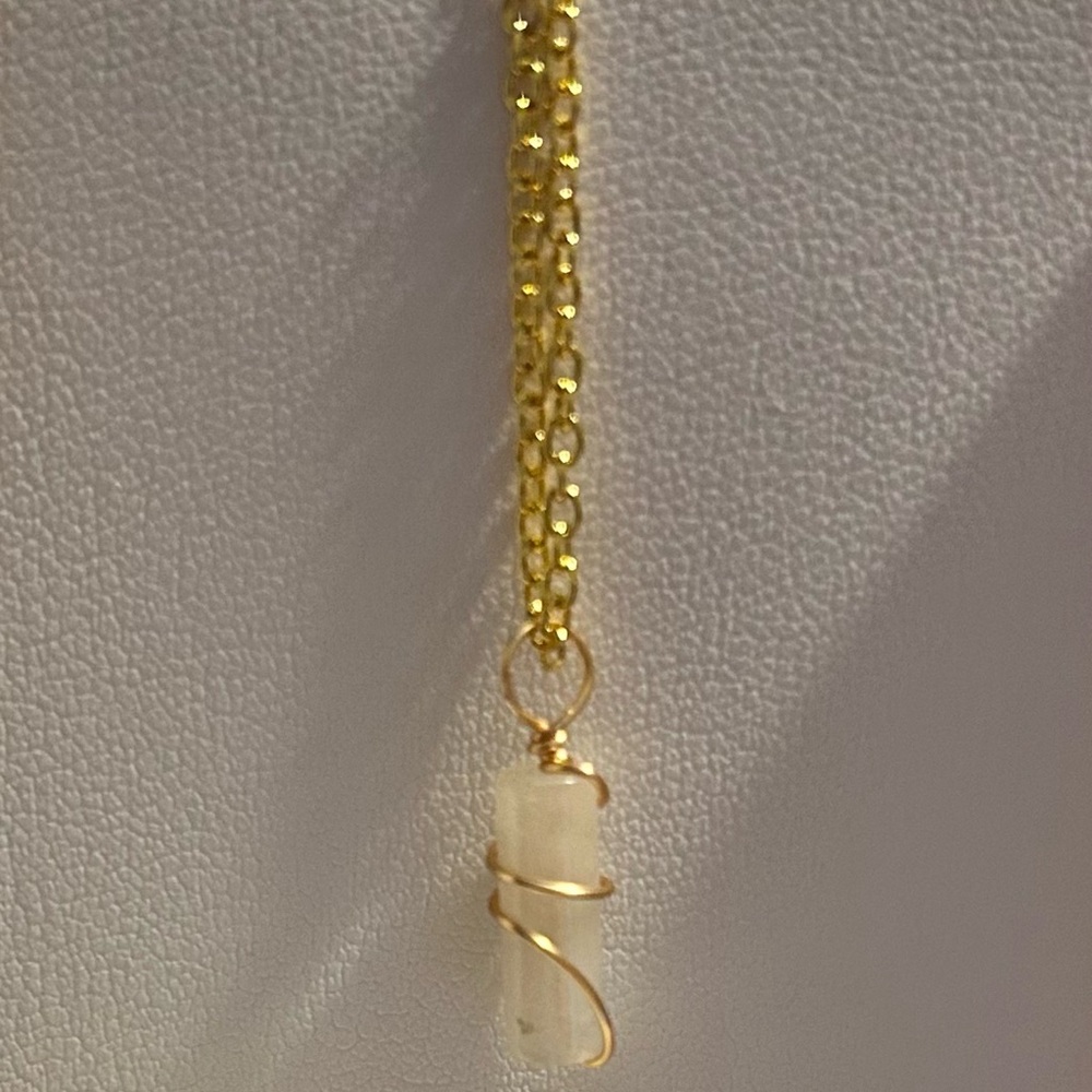 Elegant Gold Necklace with White Pendant